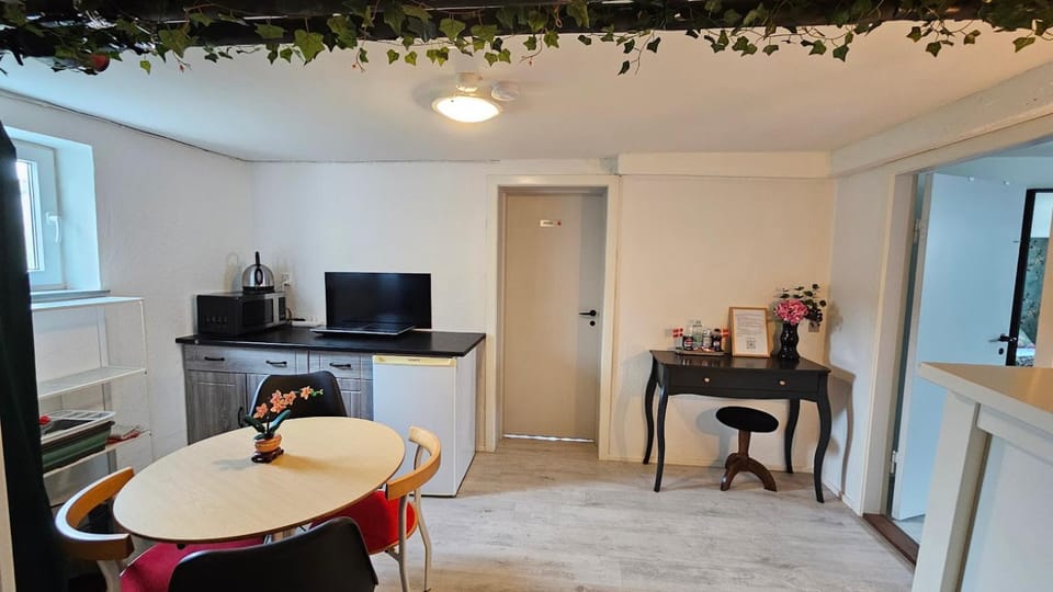 Coffee/tea facilities, Kitchen or kitchenette, Photo of the whole room