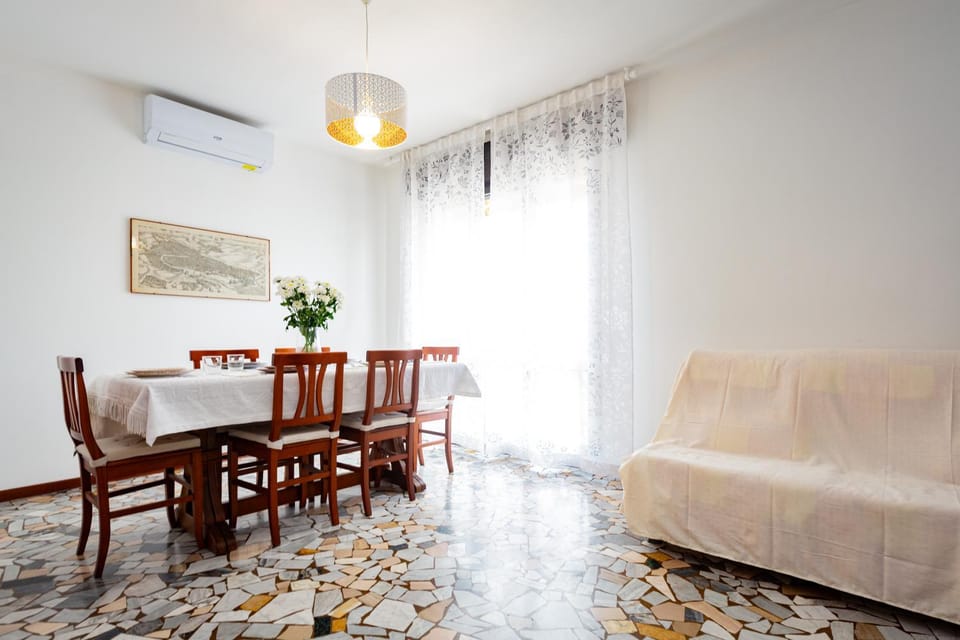 Living room, Dining area, air conditioner