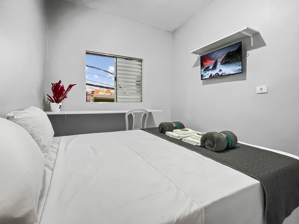 Bed, TV and multimedia, Photo of the whole room, Bedroom, towels