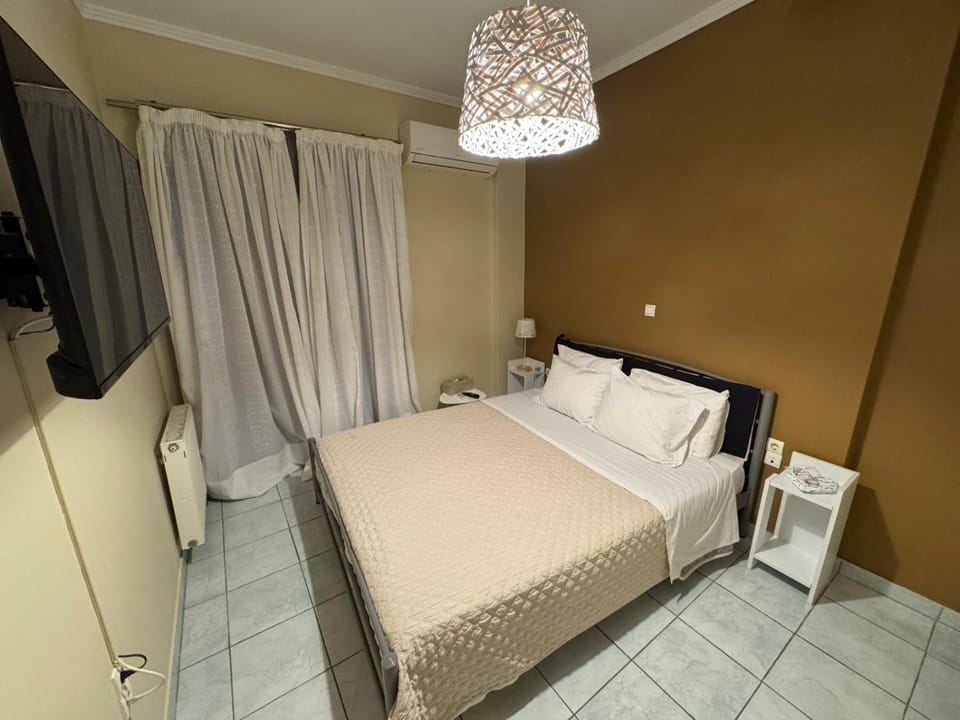 Bed, TV and multimedia, Photo of the whole room, Bedroom
