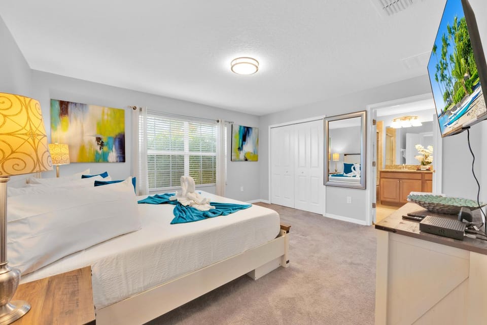 Bed, TV and multimedia, Photo of the whole room, Bedroom