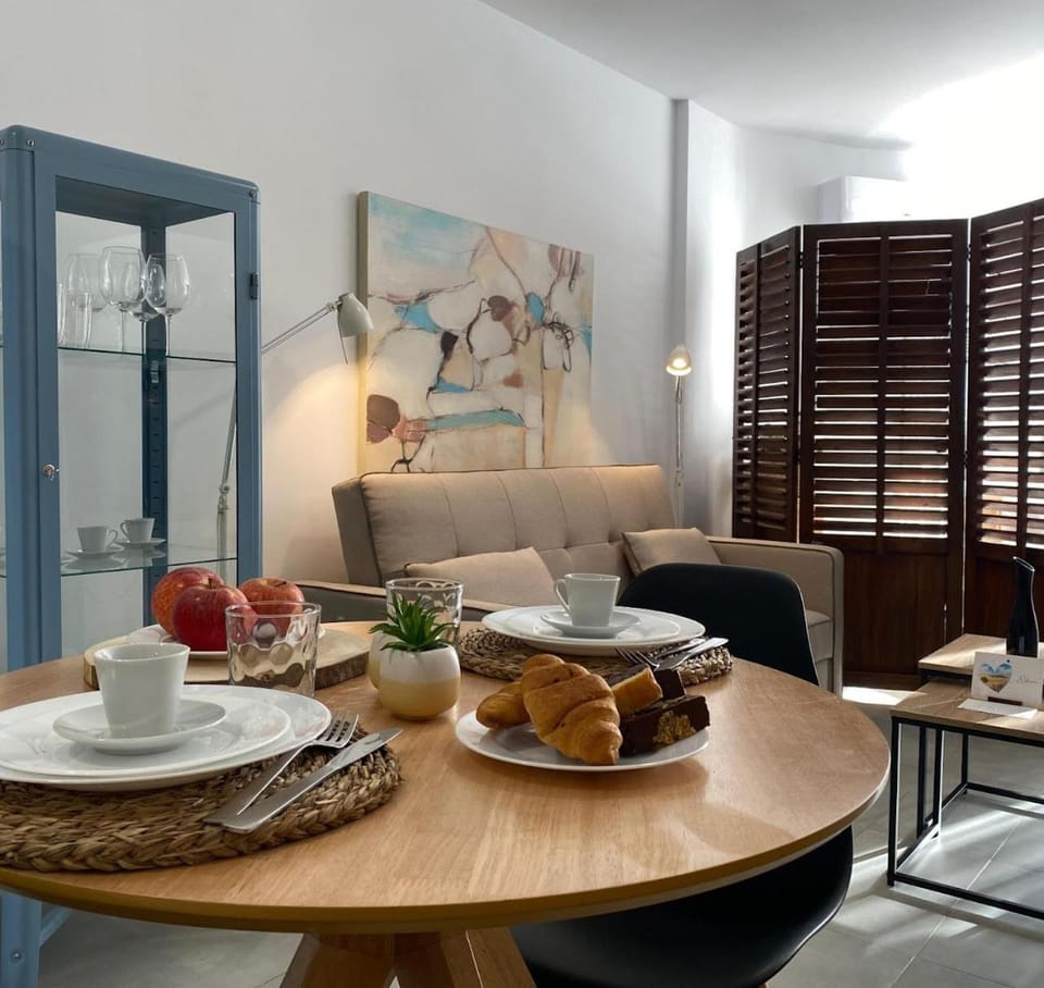 Living room, Food and drinks, Dining area