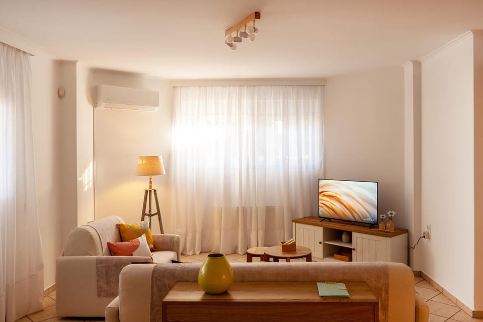 TV and multimedia, Living room, Seating area, air conditioner