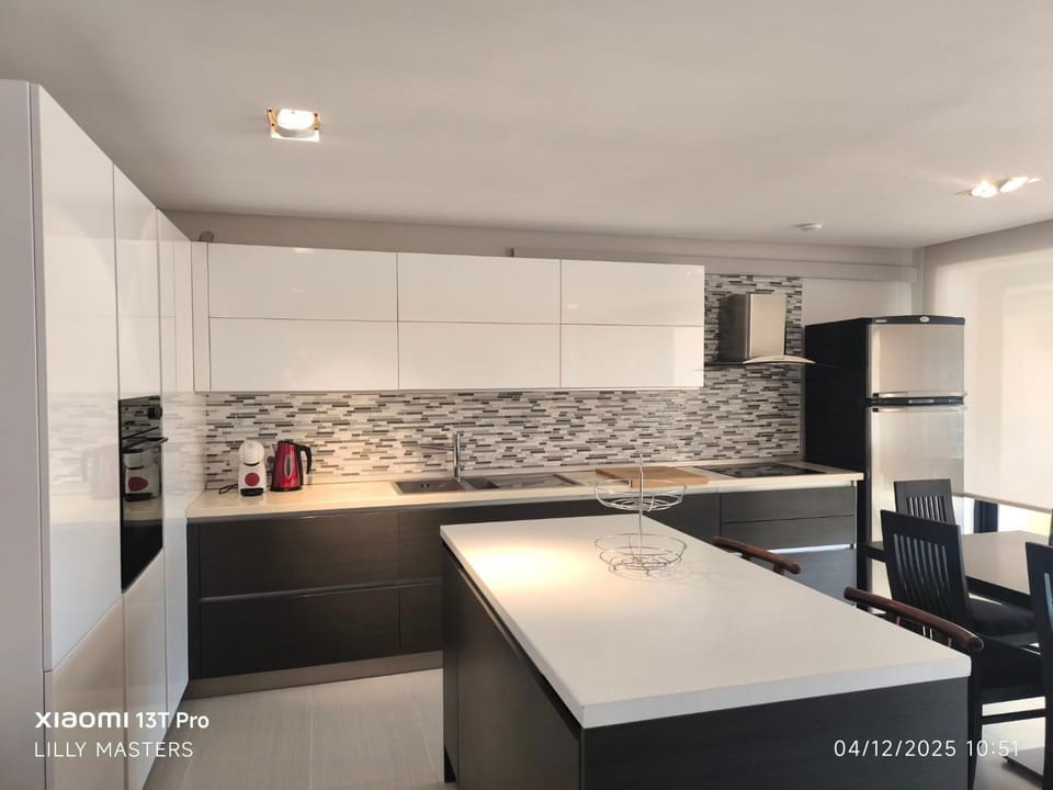 Kitchen or kitchenette, Dining area, minibar, oven, pet friendly, stove