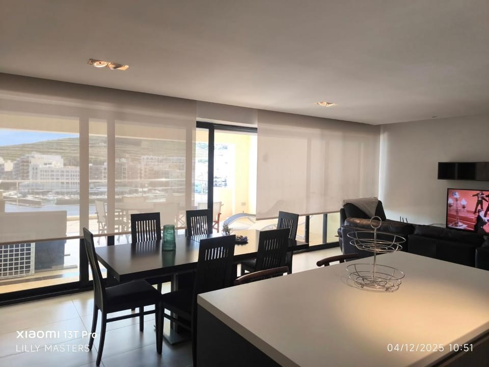 Communal lounge/ TV room, TV and multimedia, Living room, Seating area, Dining area, Evening entertainment