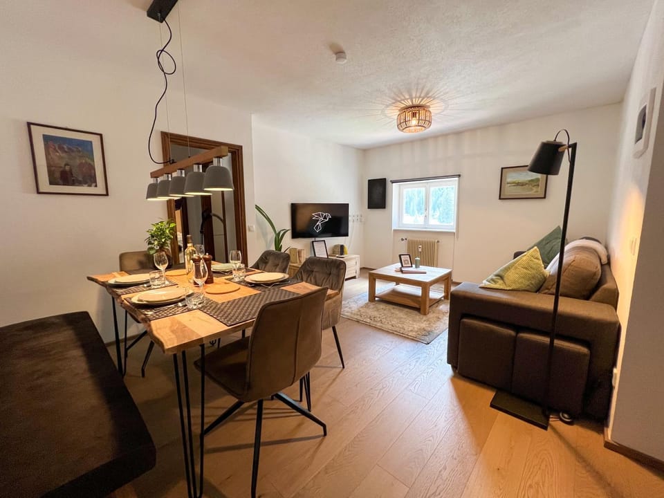TV and multimedia, Living room, Seating area, Dining area