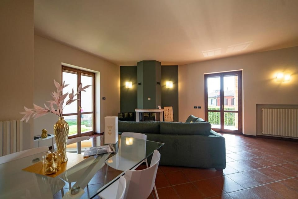 Kitchen or kitchenette, Living room, Seating area, Dining area, internet