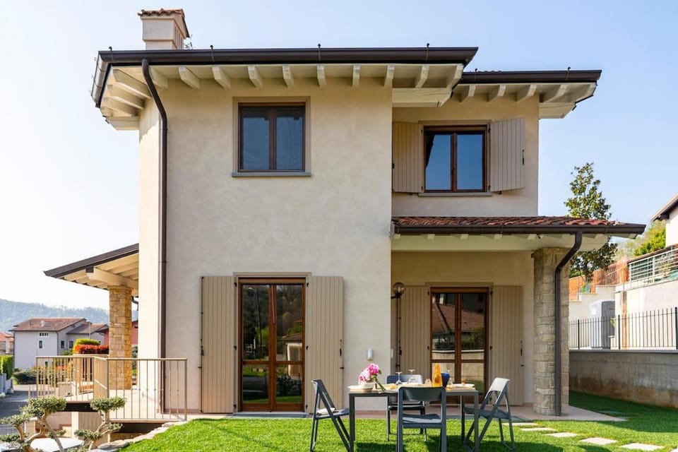 Property building, Patio, Spring, Day, Garden, Dining area, Garden view