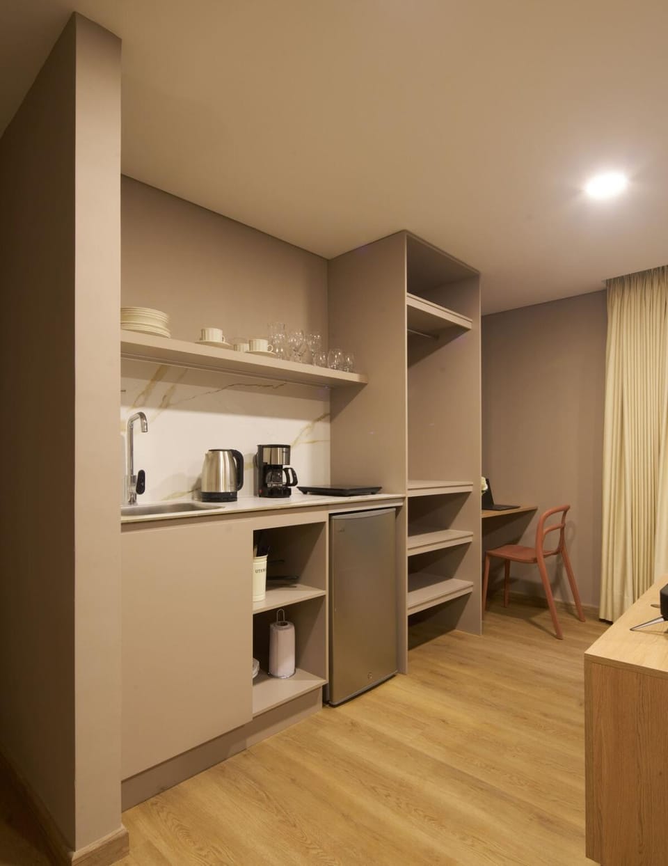 Coffee/tea facilities, Kitchen or kitchenette, Photo of the whole room, Bedroom, stove, wardrobe, kitchen