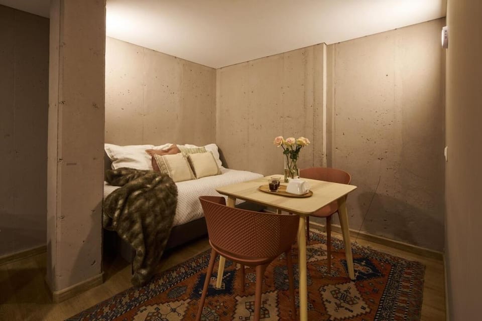 Bed, Living room, Photo of the whole room, Seating area, Dining area, Bedroom