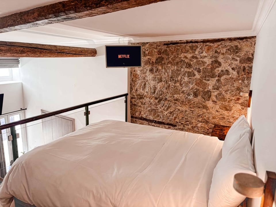 Bed, TV and multimedia, Decorative detail, Bedroom