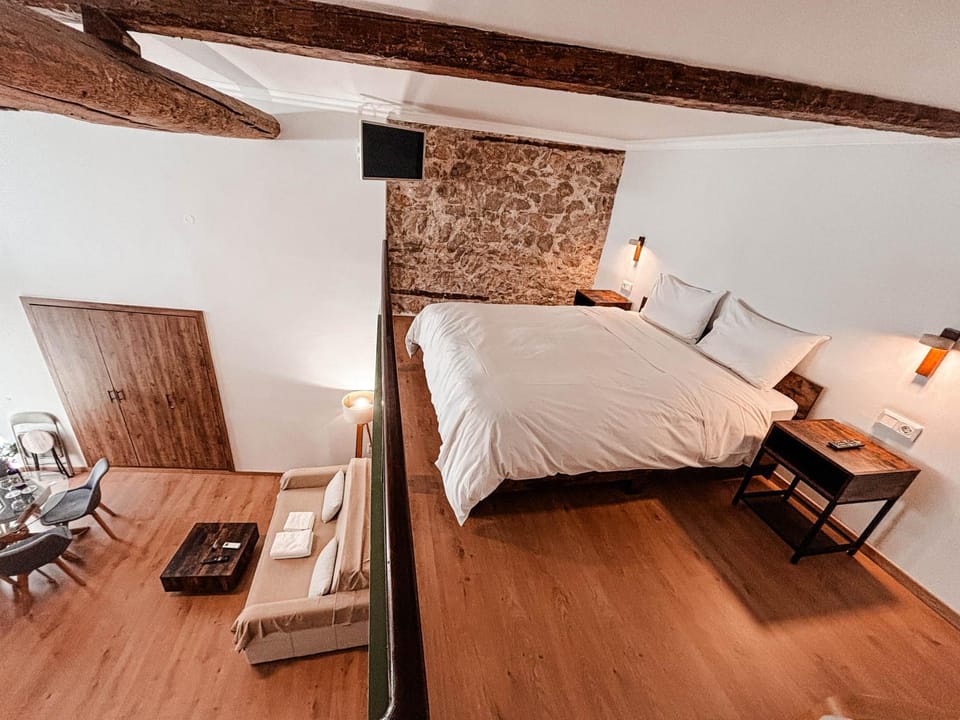 Bed, TV and multimedia, Decorative detail, Bedroom, wardrobe