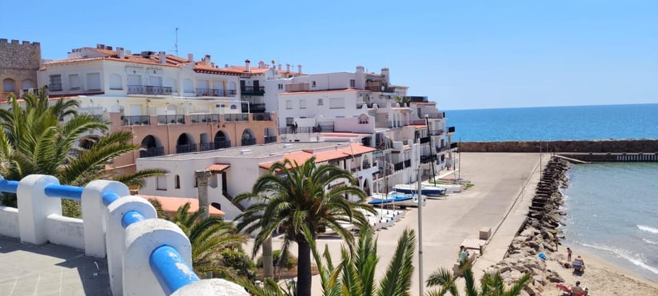 SPACIOUS FLAT WITH SEA VIEWS, FOR 8 PEOPLE WITH 3 BEDROOMS, 2 BATHROOMS and WIFI, NEXT TO THE BEACH!! Apartment in Tarragonès