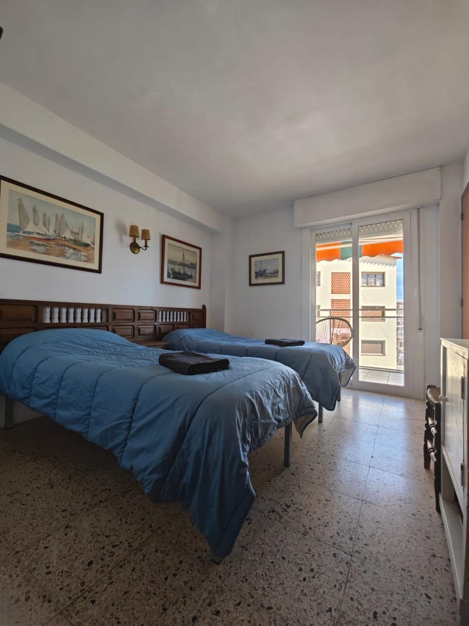 SPACIOUS FLAT WITH SEA VIEWS, FOR 8 PEOPLE WITH 3 BEDROOMS, 2 BATHROOMS and WIFI, NEXT TO THE BEACH!! Apartment in Tarragonès