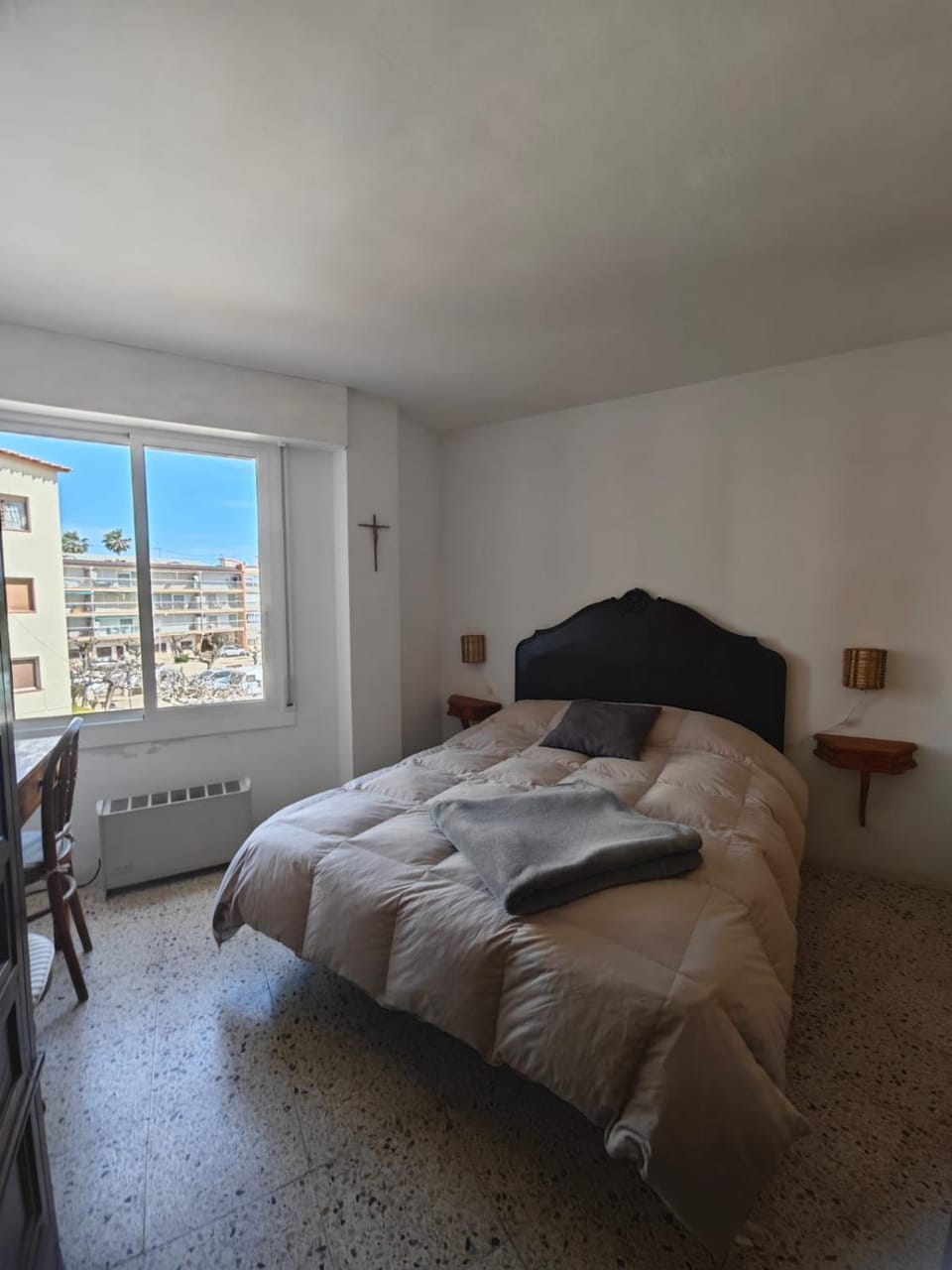 SPACIOUS FLAT WITH SEA VIEWS, FOR 8 PEOPLE WITH 3 BEDROOMS, 2 BATHROOMS and WIFI, NEXT TO THE BEACH!! Apartment in Tarragonès