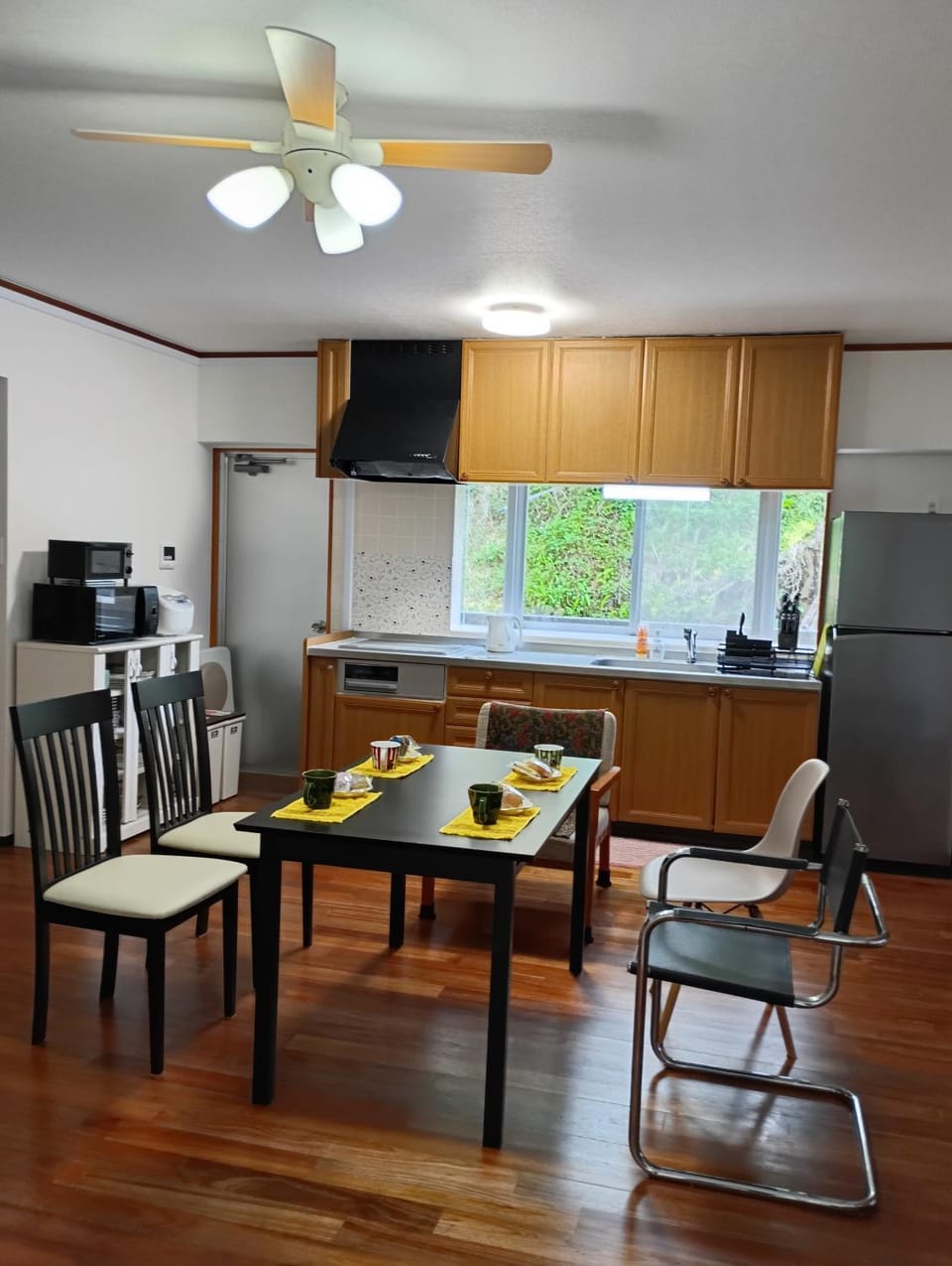 Kitchen or kitchenette, Living room, Dining area, Food