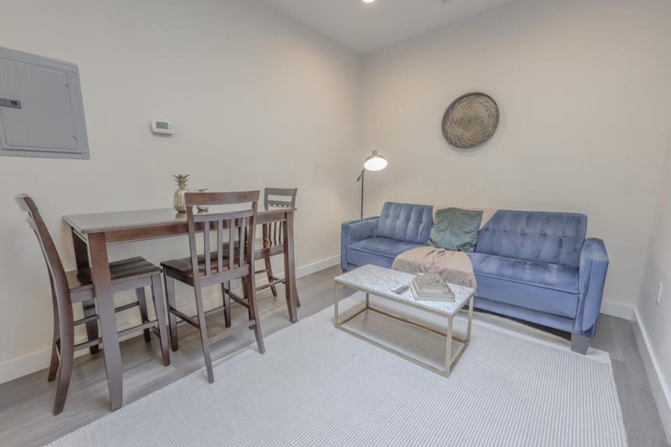 Luxury at 2br 2ba 200mbps Internet Apartment in South Boston
