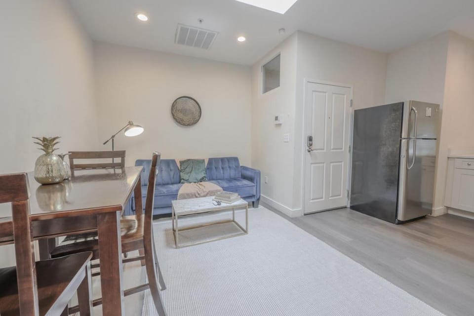 Luxury at 2br 2ba 200mbps Internet Apartment in South Boston