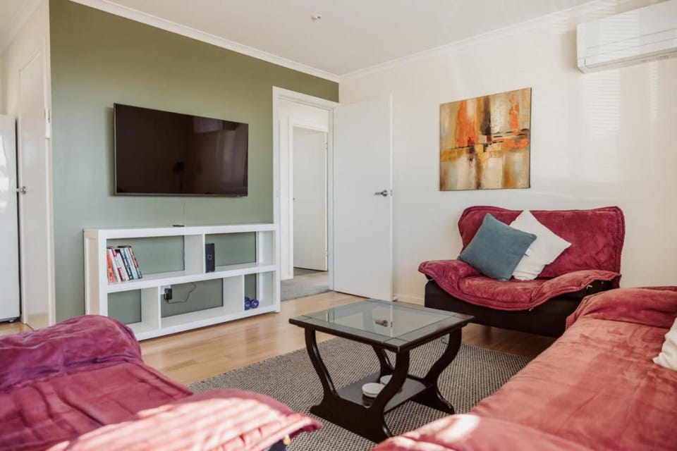 Communal lounge/ TV room, TV and multimedia, Living room, Photo of the whole room, Seating area