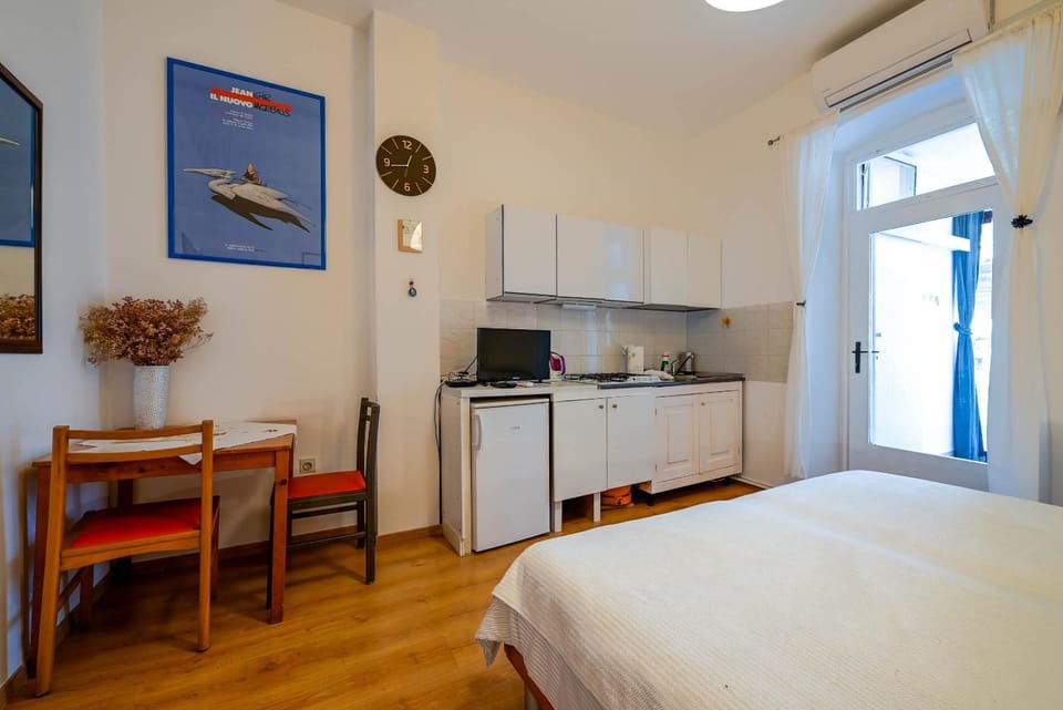 Bed, Kitchen or kitchenette, Dining area, Bedroom