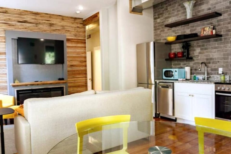 151 Spring Downtown Eureka Springs Suite D House in Eureka Springs