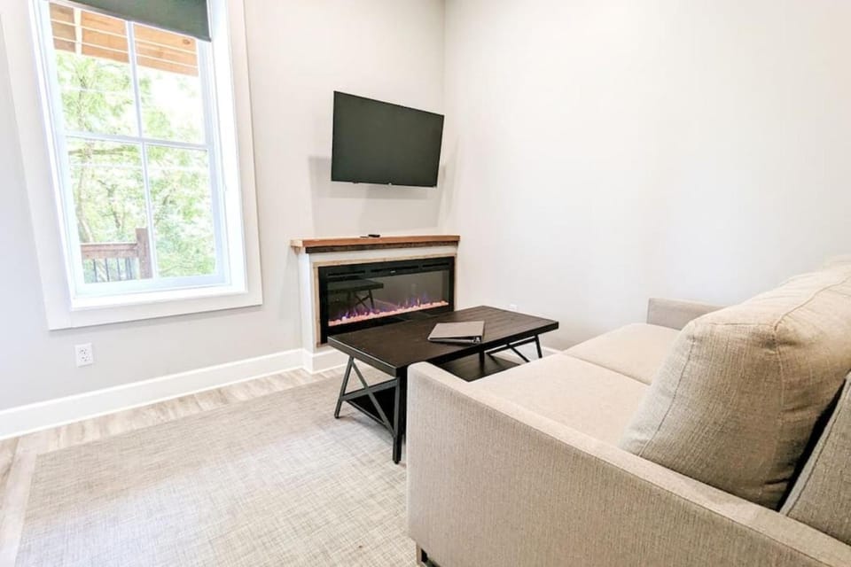 151 Spring Downtown Eureka Springs Suite B House in Eureka Springs