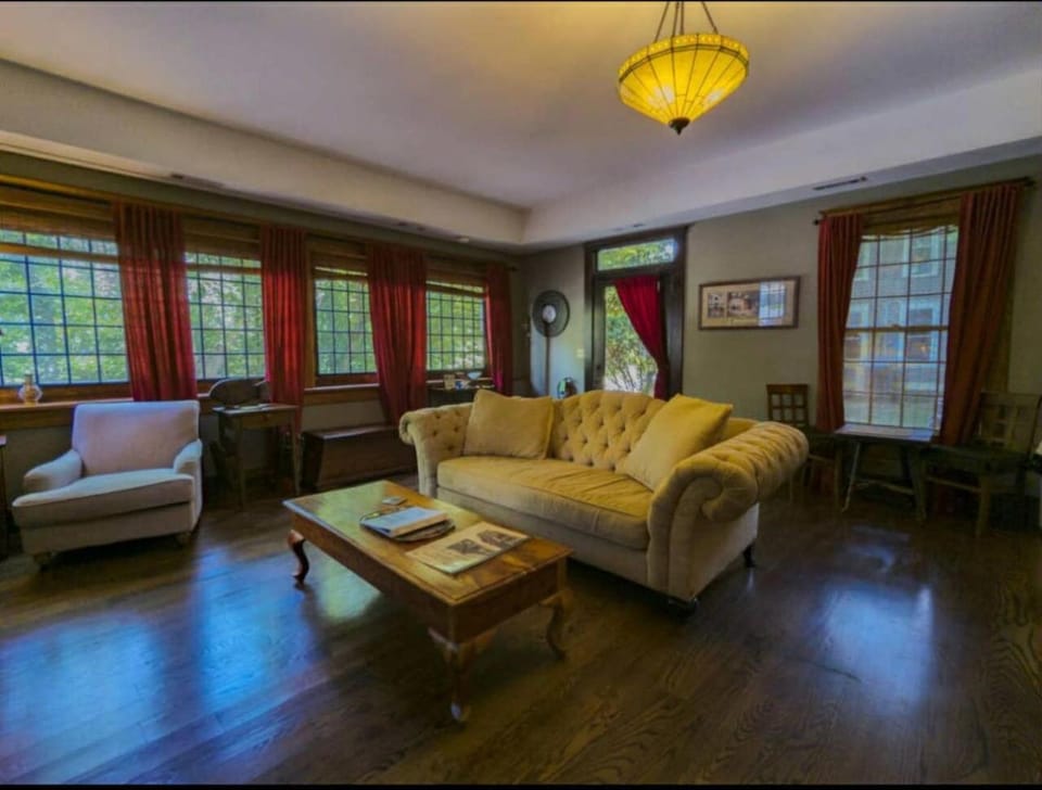 66 Center - Carriage House Villa in Eureka Springs