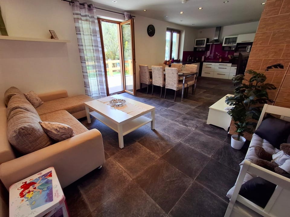 TV and multimedia, Kitchen or kitchenette, Living room, Seating area, Dining area