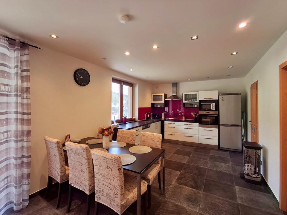 Kitchen or kitchenette, Kitchen or kitchenette, Living room, Seating area, Dining area, minibar, oven, pet friendly, stove