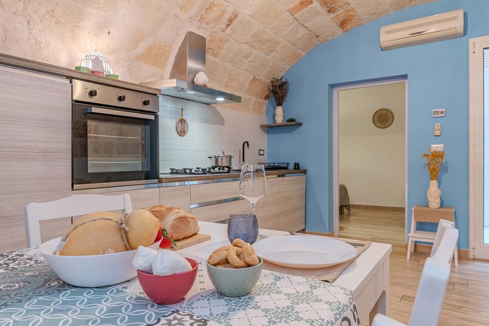 Kitchen or kitchenette, Dining area, stove, air conditioner