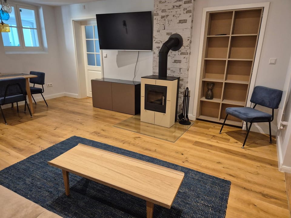 TV and multimedia, Living room, Seating area, Dining area, oven