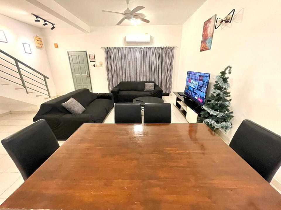 6-12pax Cozy Premium House - The Heart Of Sunway House in Subang Jaya