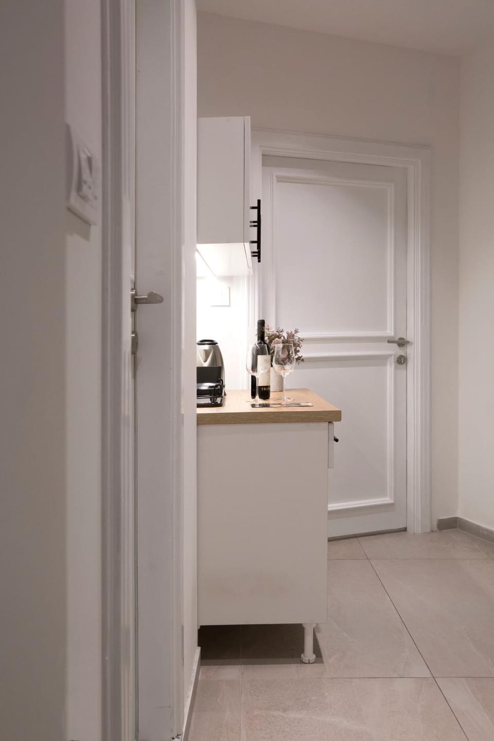 Kitchen or kitchenette, minibar