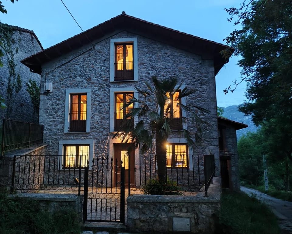 "Casa Bardales" House in Cantabria