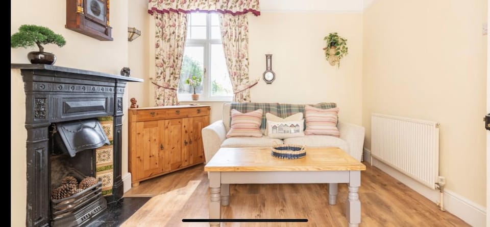 Spectacular sea view, walk to beach, pubs & cafes House in North Norfolk District