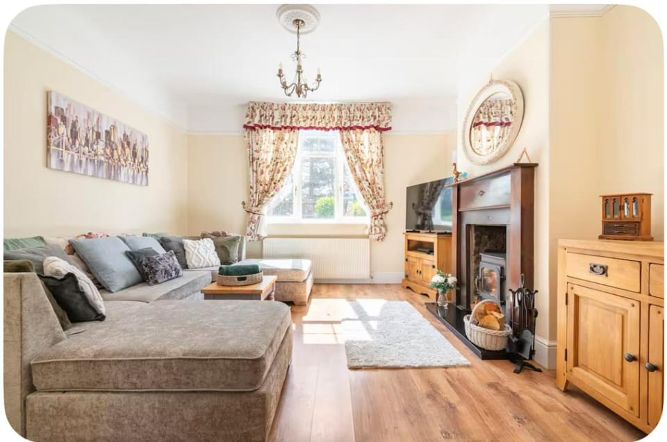 Spectacular sea view, walk to beach, pubs & cafes House in North Norfolk District