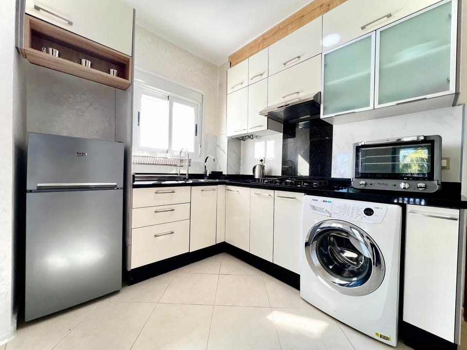 Kitchen or kitchenette, oven, washing machine