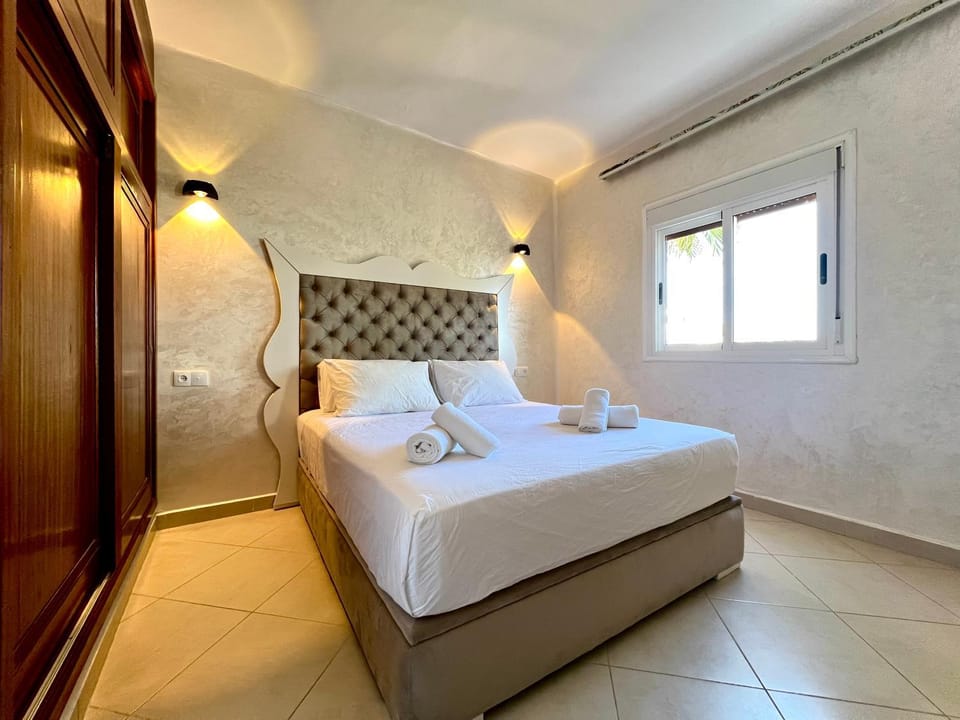Bed, Photo of the whole room, Bedroom, towels
