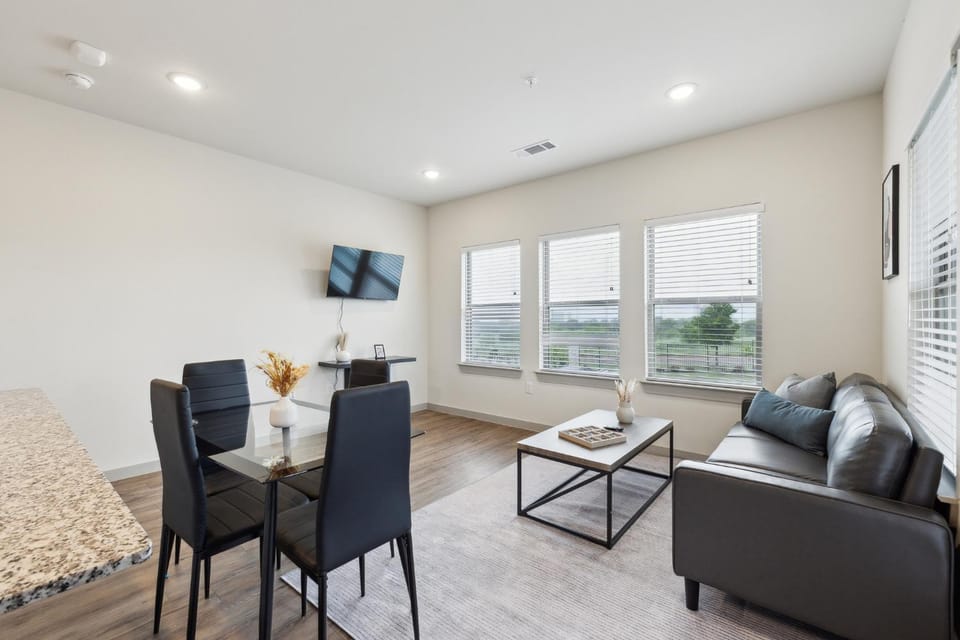 Chisholm Trace 222 I Comfy 2 Bed 2 Bath Apartment in Cleburne