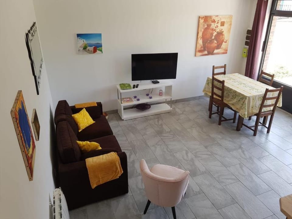 Communal lounge/ TV room, TV and multimedia, Dining area