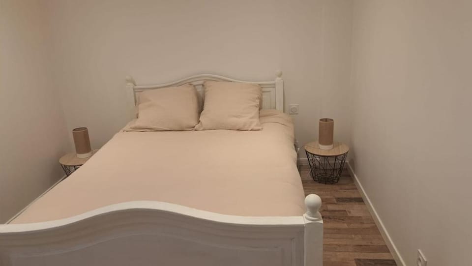 charmant appartement neuf en plein centre du village de collobrières Apartment in Nouvelle-Aquitaine