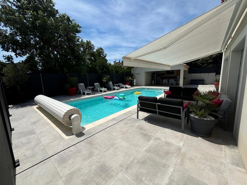 Patio, Day, Swimming pool, sunbed
