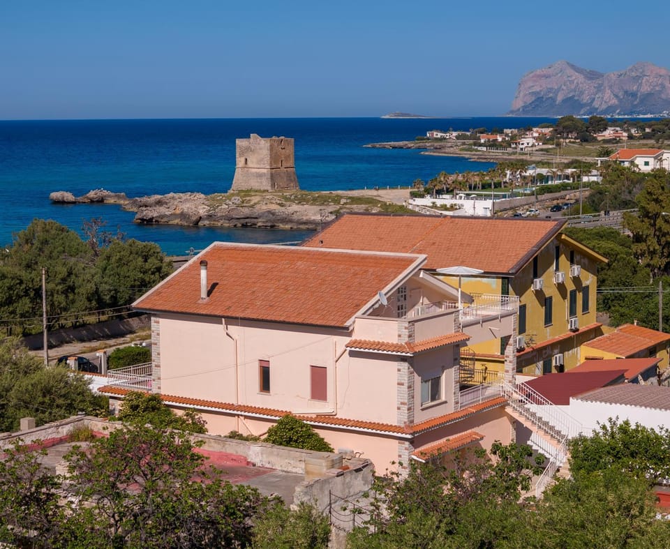Property building, Nearby landmark, Day, Natural landscape, Landmark view, Mountain view, Sea view