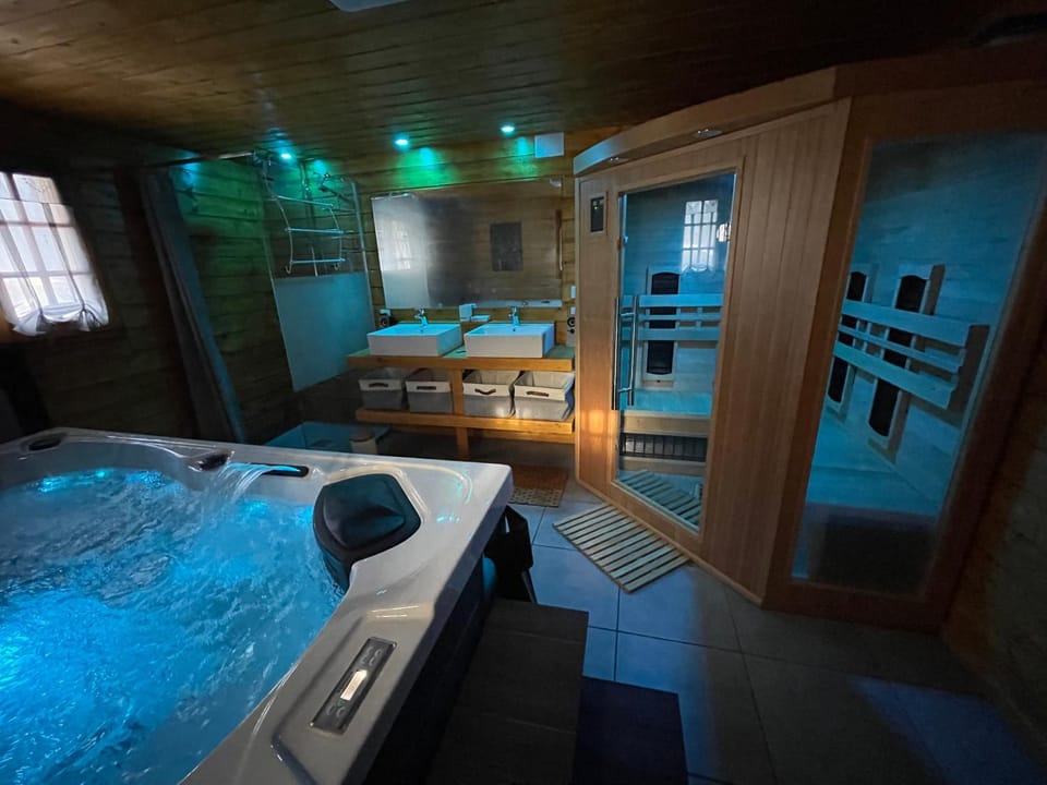 gîte avec spa, sauna et piscine Chalet in Vosges