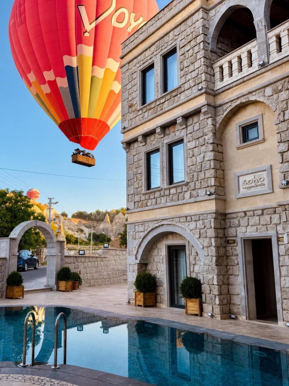 Property building, Day, Pool view, Swimming pool, sunbed
