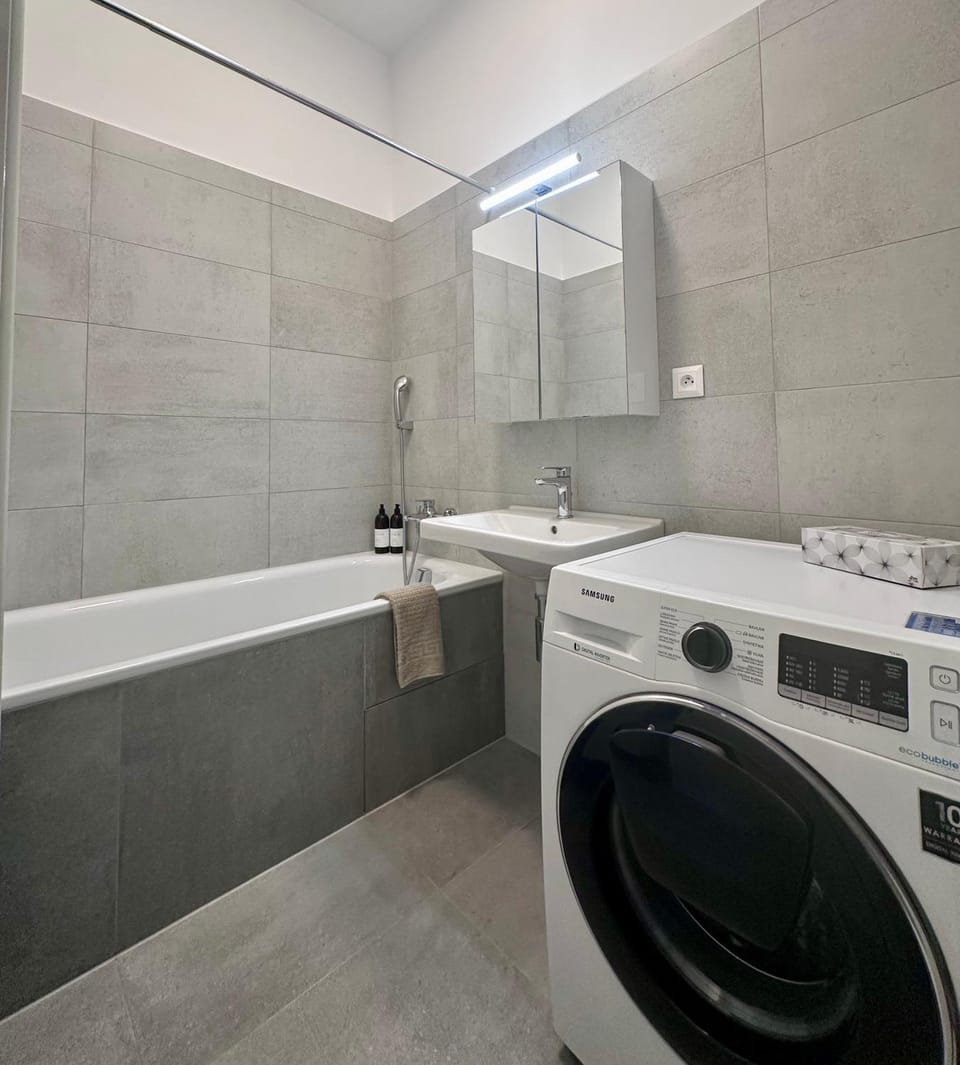 Bathroom, Bath, towels, washing machine