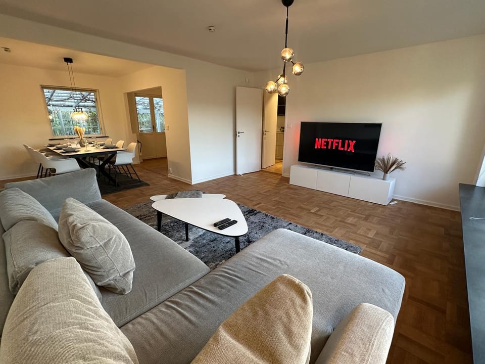 Communal lounge/ TV room, TV and multimedia, Living room, Seating area, Evening entertainment