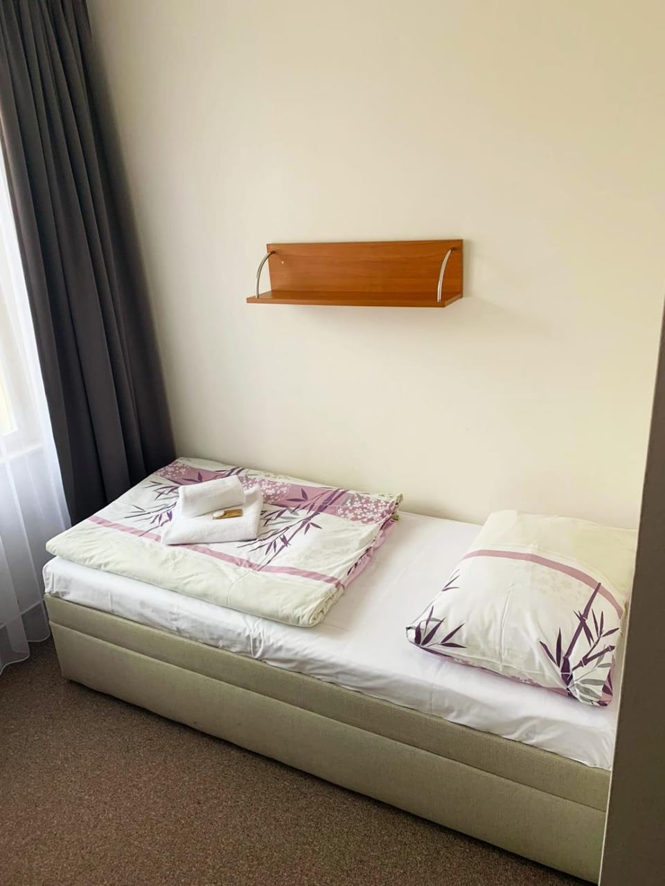 Bed, Bedroom, towels