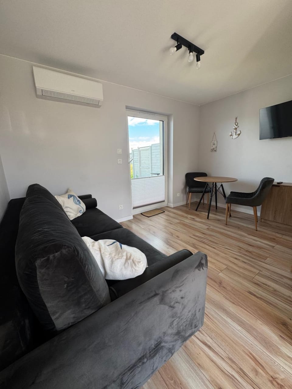 TV and multimedia, Living room, Seating area, air conditioner