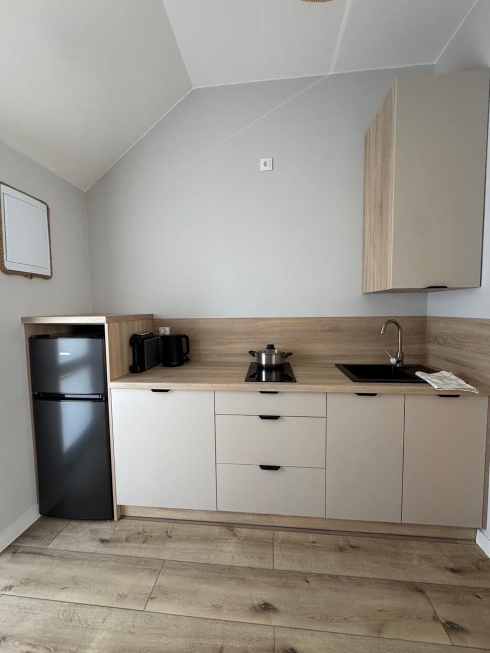 Coffee/tea facilities, Kitchen or kitchenette, oven, stove